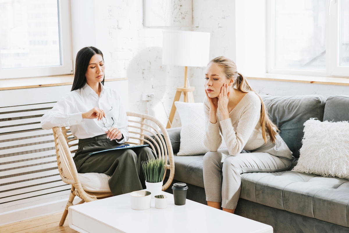 Kineziológus és kliens csendben ülnek egymással szemben a konzultáción.