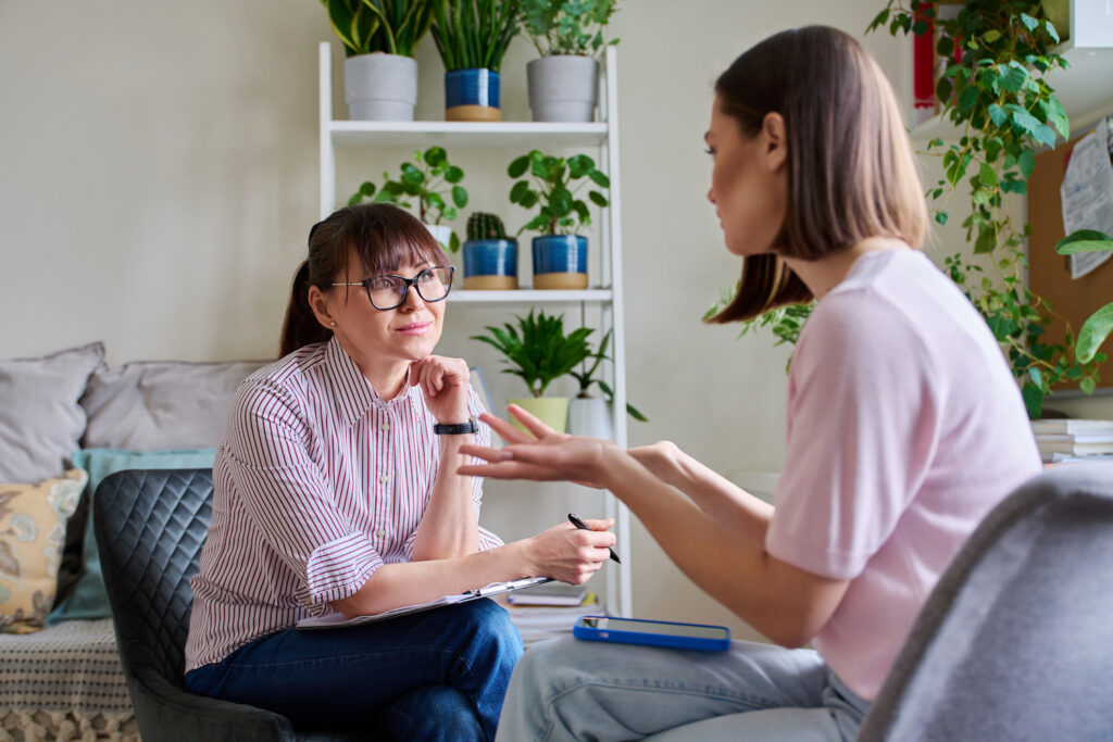 One Brain® kineziológiai oldás – a folyamat konzultációs szakasza Két nő szakmai beszélgetés közben egy konzultációs környezetben
