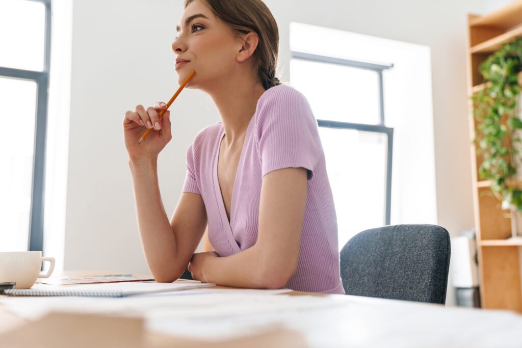 gondolkodó kineziológus hallgató tanulás közben