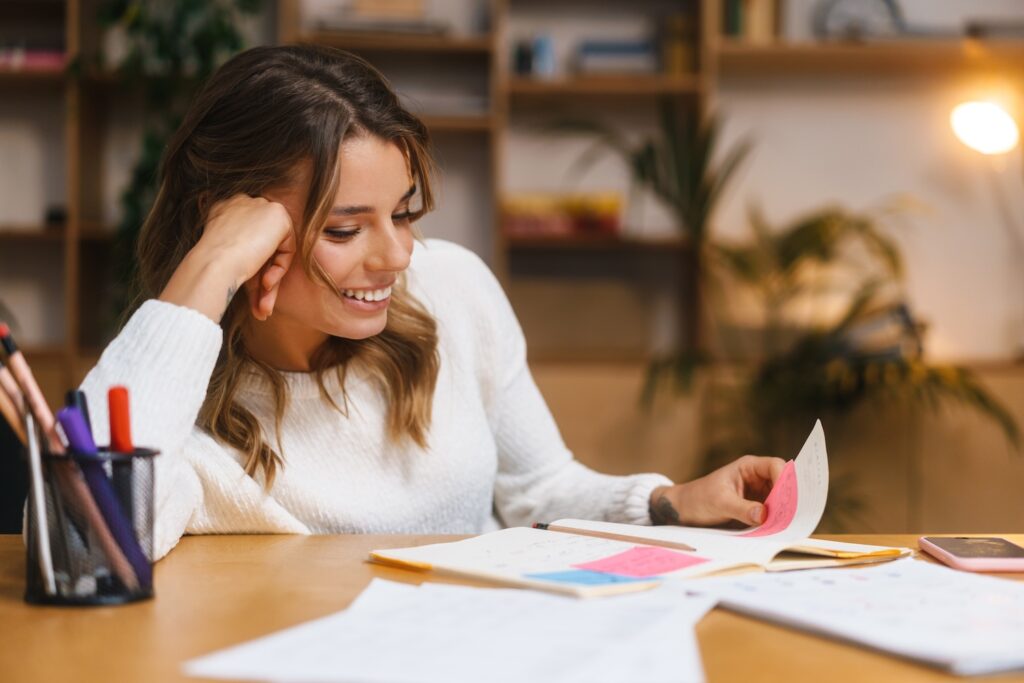 Bizonytalan nő jegyzetek felett a One Brain oldólap használata közben